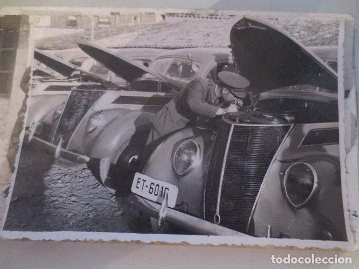Militaria: fotografia militar revisando coche. a identificar.