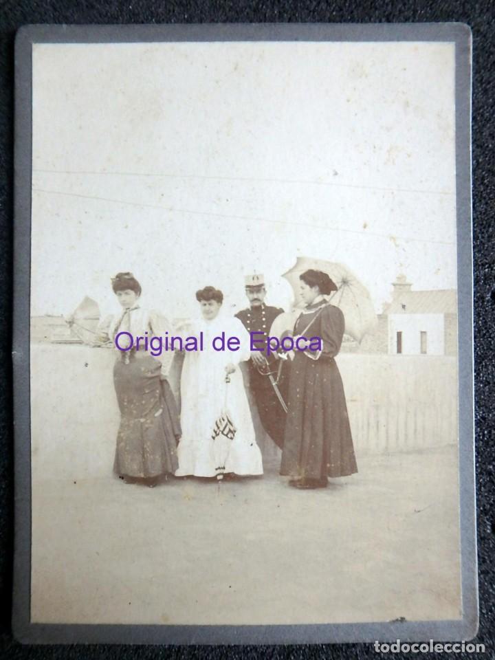 Militaria: (JX-200470)Fotograf&iacute;a de Oficial de Ingenieros y se&ntilde;oritas,principios del siglo XX.