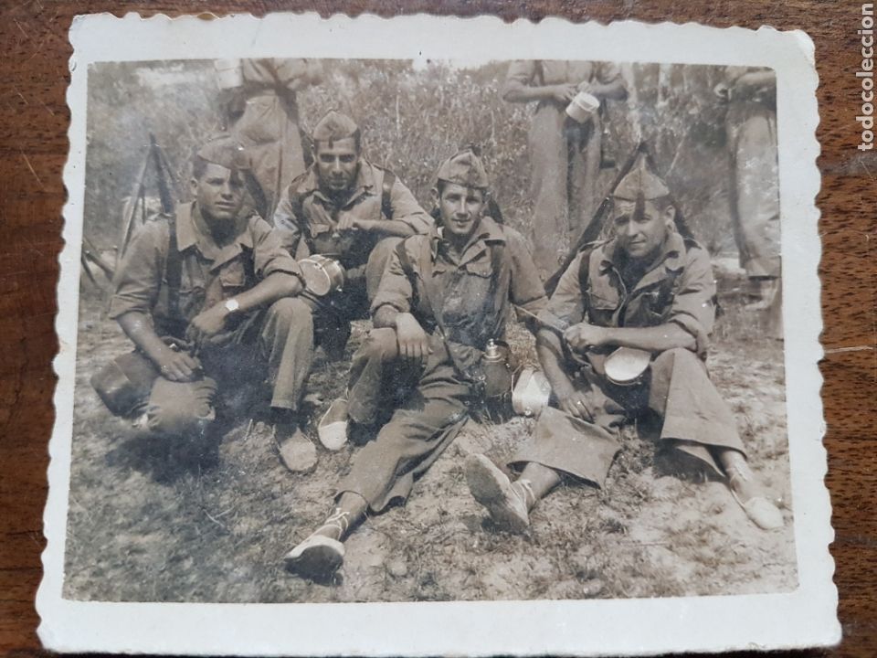 Militaria: Fotograf&iacute;a soldados con marmitas y camtimploras a&ntilde;os 40