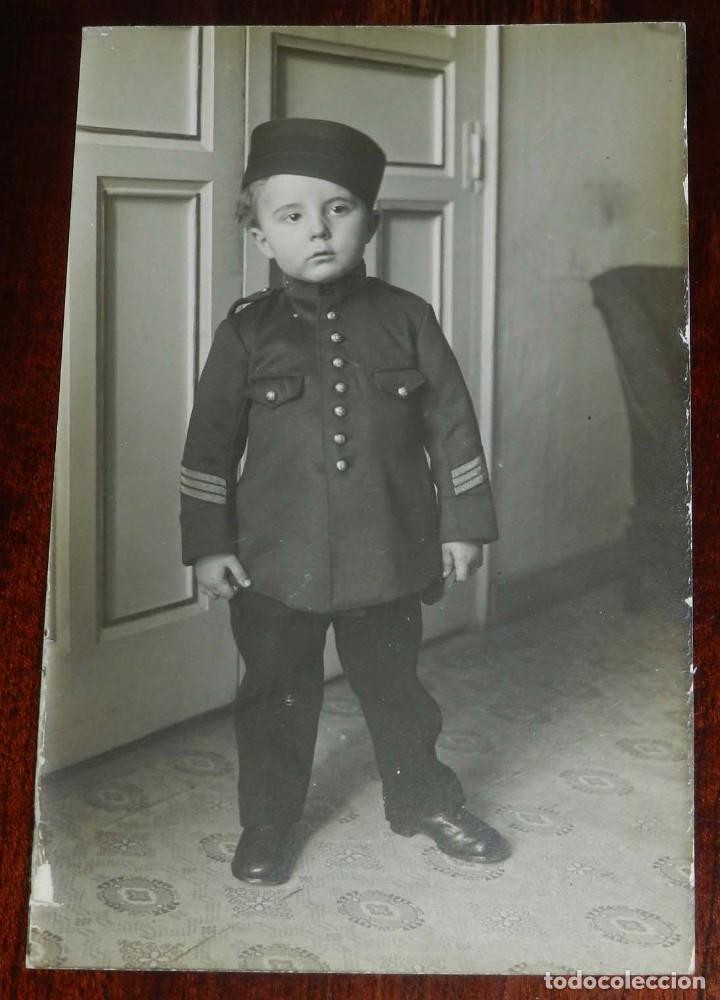 Military Antiques: FOTOGRAFIA DE NI&Ntilde;O CON UNIFORME MILITAR DEL REGIMIENTO NUMERO 31, NO CIRCULADA.