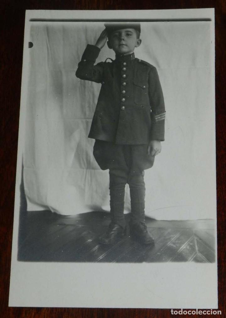Military Antiques: FOTOGRAFIA DE NI&Ntilde;O CON UNIFORME MILITAR DEL REGIMIENTO NUMERO 11, NO CIRCULADA.