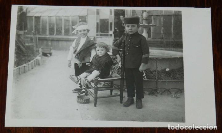 Militaria: FOTO POSTAL DE NI&Ntilde;O CON UNIFORME MILITAR DEL REGIMIENTO NUMERO 31 Y NI&Ntilde;AS CON TRAJES REGIONALES, NO