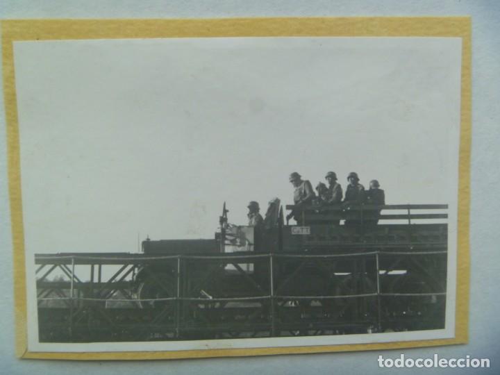 Militaria: FOTO DE UN CAMION MILITAR CON SOLDADOS CON CASCO Z , CRUZANDO UNA PASARELA