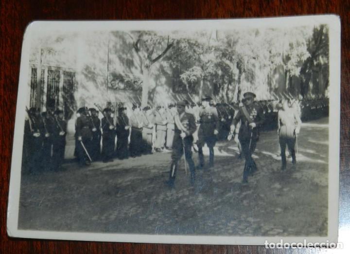 Militaria: FOTOGRAFIA DE DESFILE ANTE LA GUARDIA CIVIL, A&Ntilde;OS 40, MIDE 8,5 X 6 CMS.