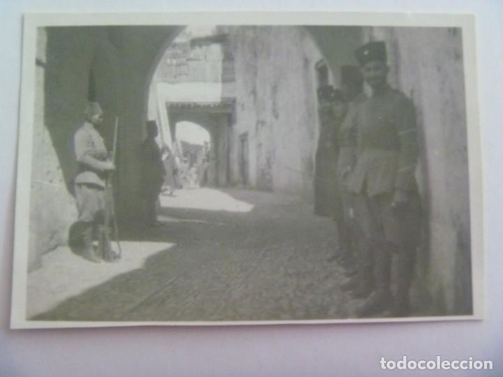 Militaria: PROTECTORADO : FOTO DE TROPAS MORAS, CENTINELAS EN LA PUERTA DEL JALIFA. TETUAN, 1931
