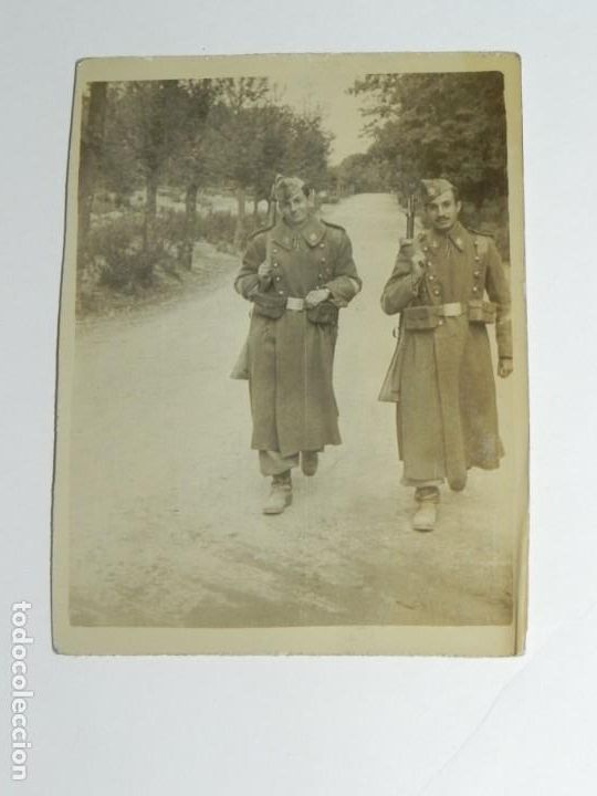 Militaria: FOTOGRAFIA DE SOLDADOS DE ARTILLERIA, EN 10 DE JULIO DE 1945, MIDE 8 X 6 CMS.