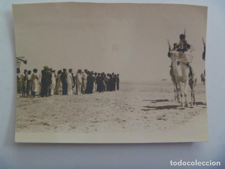 Militaria: REPUBLICA - CABO JUBY : ALTO COMISARIO Y GENERAL CAPAZ PRESENCIANDO DESFILE MIA DE CAMELLOS, 1934