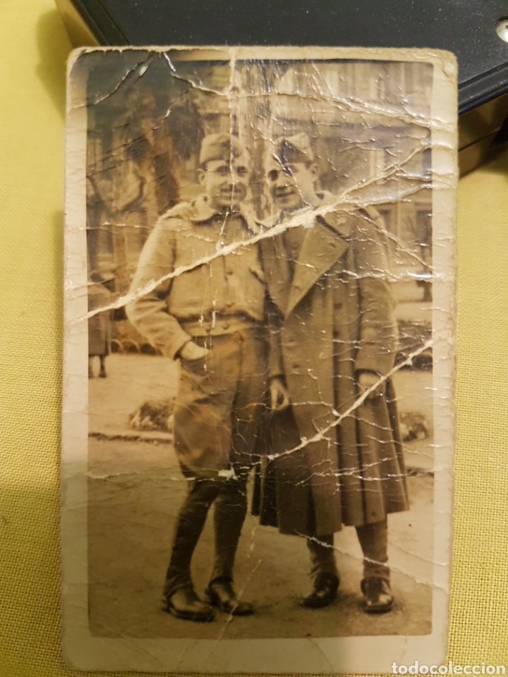Militaria: Fotograf&iacute;a de 2 oficiales franquistas uno con capote guerra civil