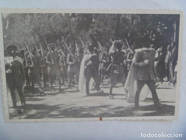 Militaria: DESFILE DE MILITARES DE REGULARES: OFICIALES ESPA&Ntilde;OLES CON CAPA Y TROPA MORA