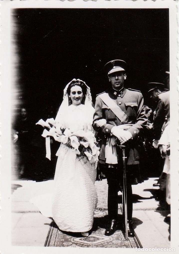 Militaria: Bonita foto. Boda de militar Ejercito Espa&ntilde;ol uniformado con sable. 1950. sb