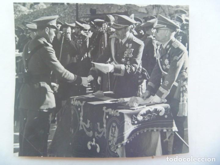 Militaria: FOTO GENERALES ASENSIO Y SERRANO ( MEDALLA MILITAR INDIVIDUAL ) ENTREGA DESPACHOS SARGENTOS, 1943