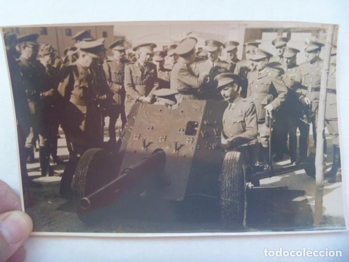 Militaria: FOTO GENERALES ASENSIO VISITA ESCUELA APLICACION , PIEZA DE ARTILLERIA ANTITANQUE, ETC , 1943