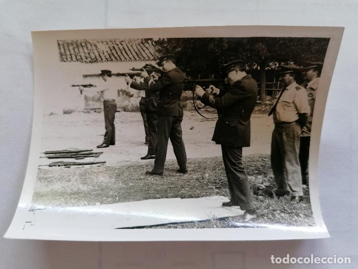 Militaria: FOTOGRAFIA LA REY DON JUAN CARLOS Y DO&Ntilde;A SOFIA, SALUDANDO GRUPO DE MILITARES, MEDIDAS 12,5 X 10 CM