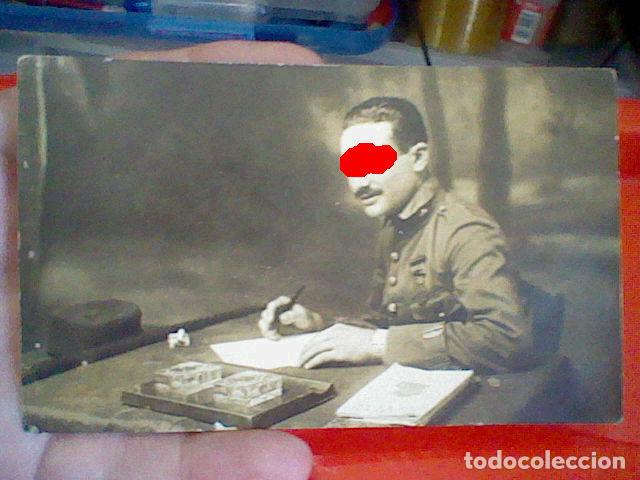 Militaria: 1922 OFICIAL MILITAR CONDECORADO ESCRIBIENDO EPOCA ALFONSINA NI&Ntilde;OS 13,9 X 8,CMS FOTOGRAFIA