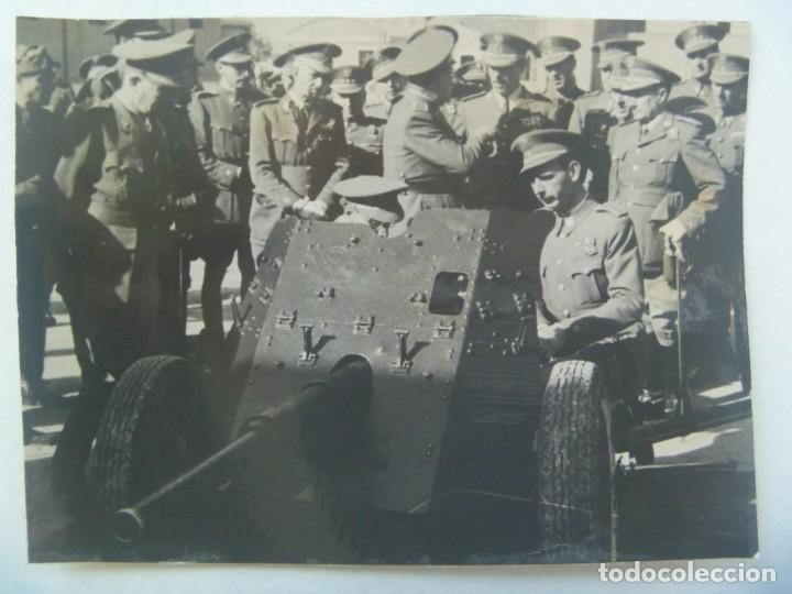 Militaria: FOTO GENERALES ASENSIO VISITA ESCUELA APLICACION , PIEZA DE ARTILLERIA ANTITANQUE, ETC , 1943