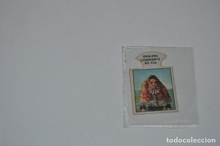Militaria: EMBLEMA CORRIENTE 30 CTS MALLORQUINA EN TRAJE DE GALA