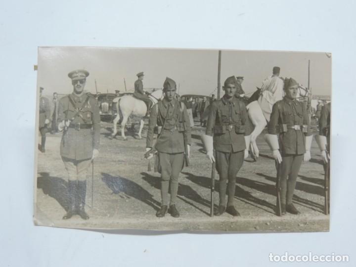Militaria: FOTOGRAFIA DE OFICIAL Y SOLDADOS DE ARTILLERIA FORMANDO Y GUARDIA MORA O POLICIA JALIFE&Ntilde;A POR DETRA