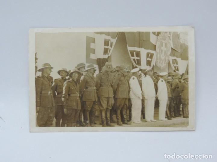 Militaria: FOTOGRAFIA DE OFICIALES DEL EJERCITO ITALIANO, BANDERAS DE CERDE&Ntilde;A, A&Ntilde;O 1939, TAMA&Ntilde;O POSTAL.