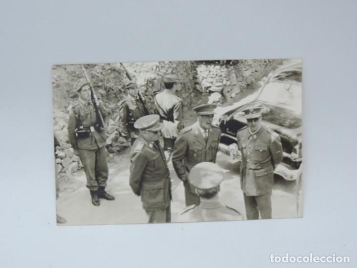 Militaria: FOTOGRAFIA DE GENERAL JUNTO A OFICIALES, TAMA&Ntilde;O POSTAL.