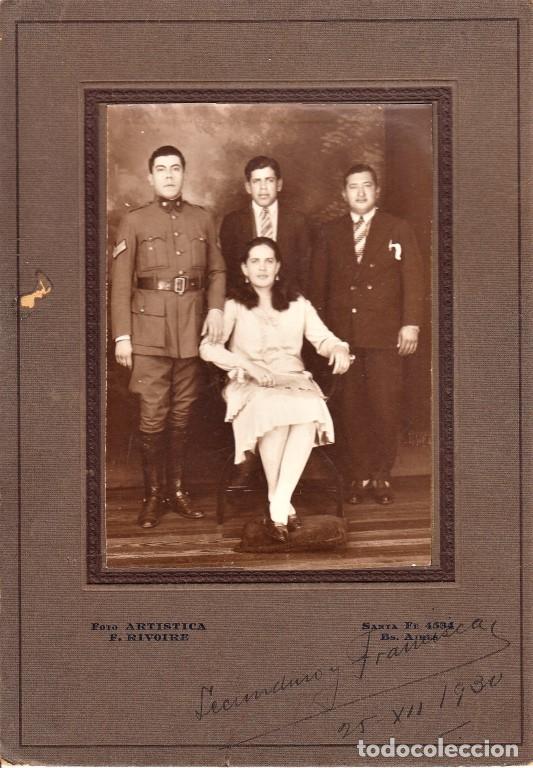 Militaria: Foto de estudio sobre paspartout de suboficial argentino con familia, datada 1930 - CLC