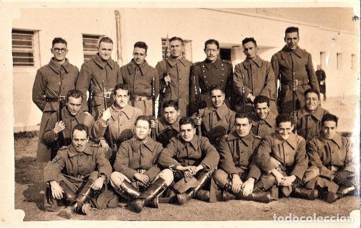 Militaria: Foto de grupo de soldados argentinos con su cabo y su sargento, datada 1947 - CLC