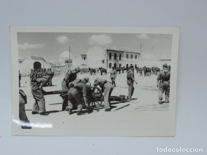 Militaria: FOTOGRAFIA DE SOLDADOS TRANSPORTANO UNA CA&Ntilde;ON, TAMA&Ntilde;O POSTAL, NO CIRCULADA.