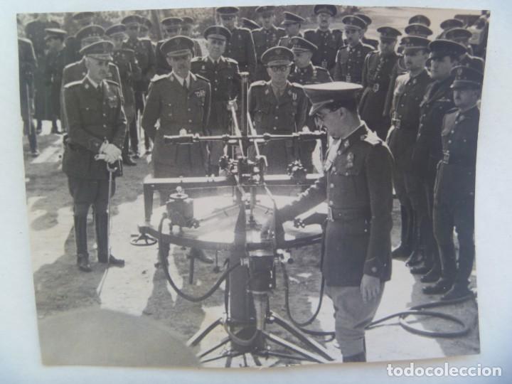 Militaria: FOTO GENERALES ASENSIO Y SERRANO ( MEDALLA MILITAR INDIVIDUAL ) VISITA ESCUELA APLICACION,, 1943