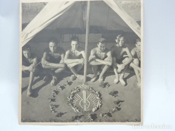 Militaria: FOTOGRAFIA DE JOVENES EN CAMPAMENTO MILITAR, MIDE 17,5 X 17,5 CMS.