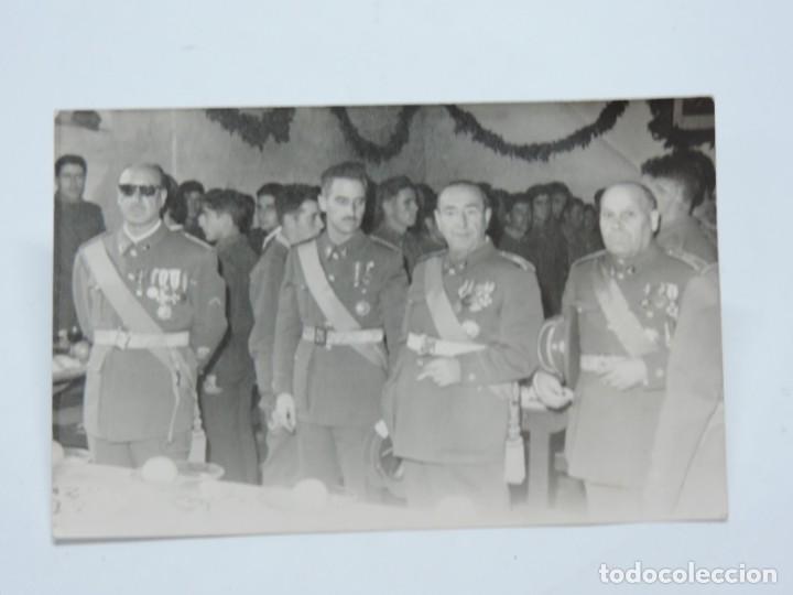 Militaria: FOTOGRAFIA DE GRUPO DE OFICIALES EN ACTO MILITAR, TAMA&Ntilde;O POSTAL.