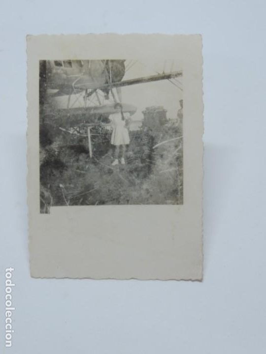 Militaria: FOTOGRAFIA DE NI&Ntilde;A JUNTO A UN HIDROAVION, MIDE 8,5 X 6 CMS.