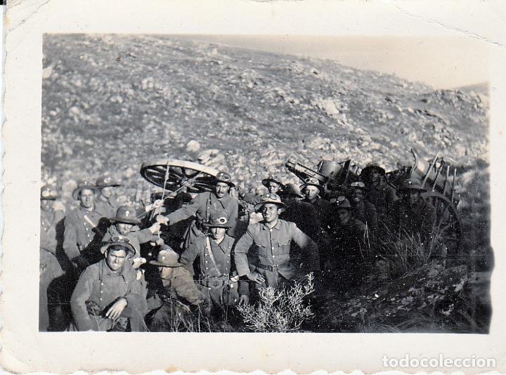Militaria: Foto familiar peque&ntilde;o formato de soldados argentinos con artiller&iacute;a, mediados siglo XX - CLC