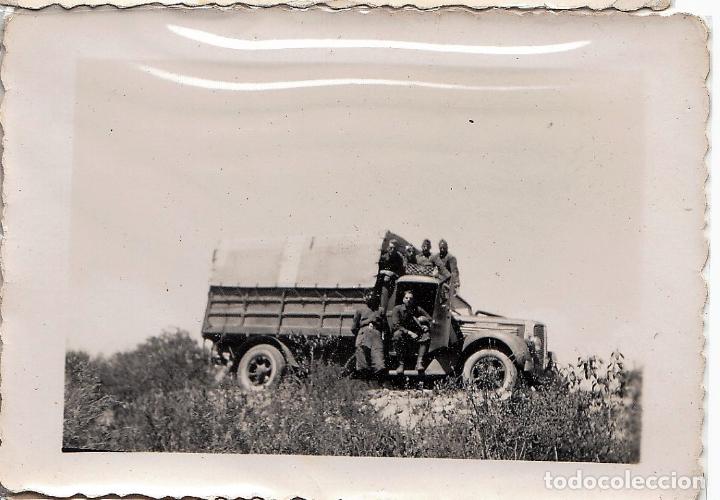 Militaria: Foto familiar peque&ntilde;o formato de soldados argentinos en un cami&oacute;n, mediados siglo XX - CLC