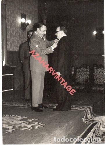Militaria: TENIENTE GENERAL MERRY GORDON,EX DIVISION AZUL,IMPONIENDO CONDECORACION, 118X178MM