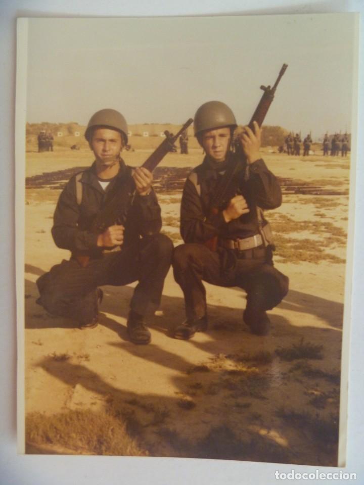 Militaria: INFANTERIA DE MARINA : FOTO DE INFANTES DE MARINA CON CASCO, ROPA DE CAMPA&Ntilde;A Y CETME