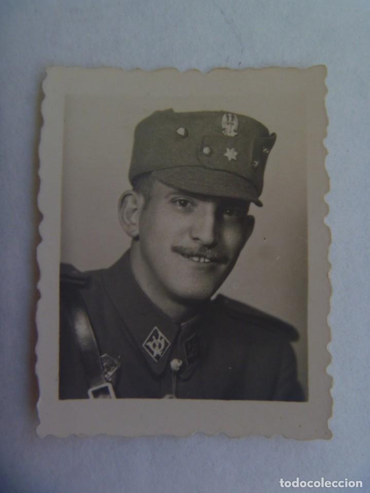 Militaria: FOTO DE CARNET DE UN MILITAR, ALFEREZ DE INFANTERIA DE MILICIAS UNIVERSITARIAS, CON MONTA&Ntilde;E. A&Ntilde;OS 40