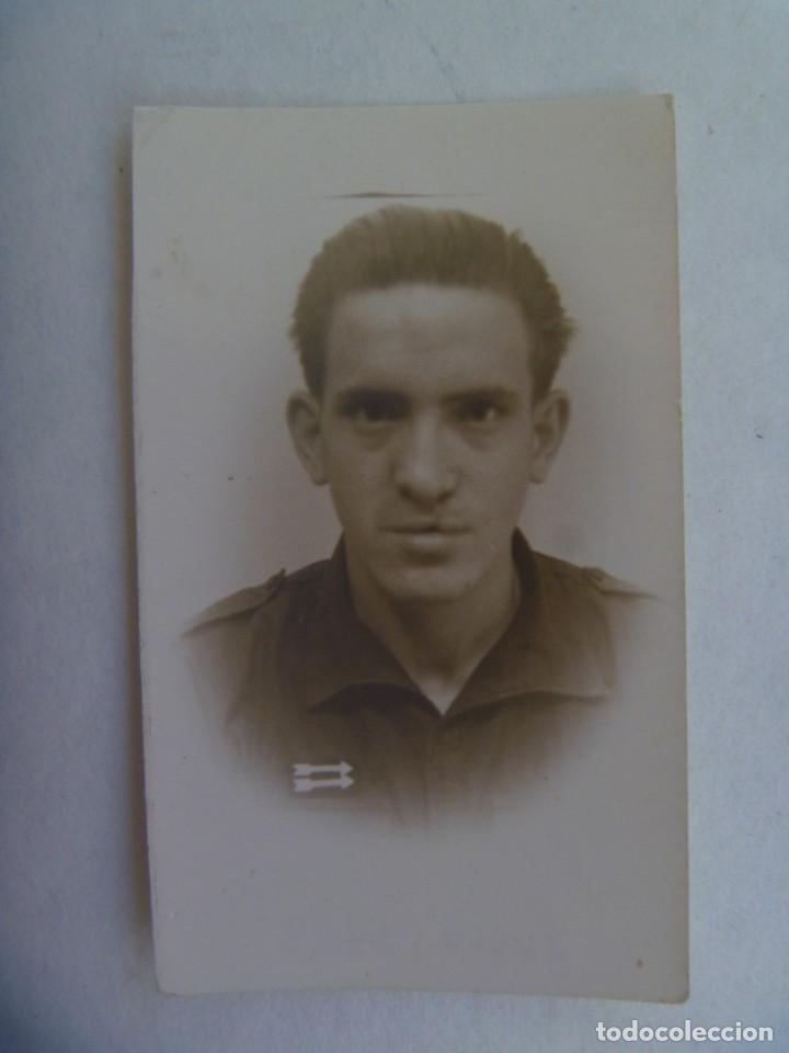 Militaria: FALANGE : FOTO DE CARNET DE FALANGISTA CON CAMISA AZUL Y PARCHE DE JEFE, 1943