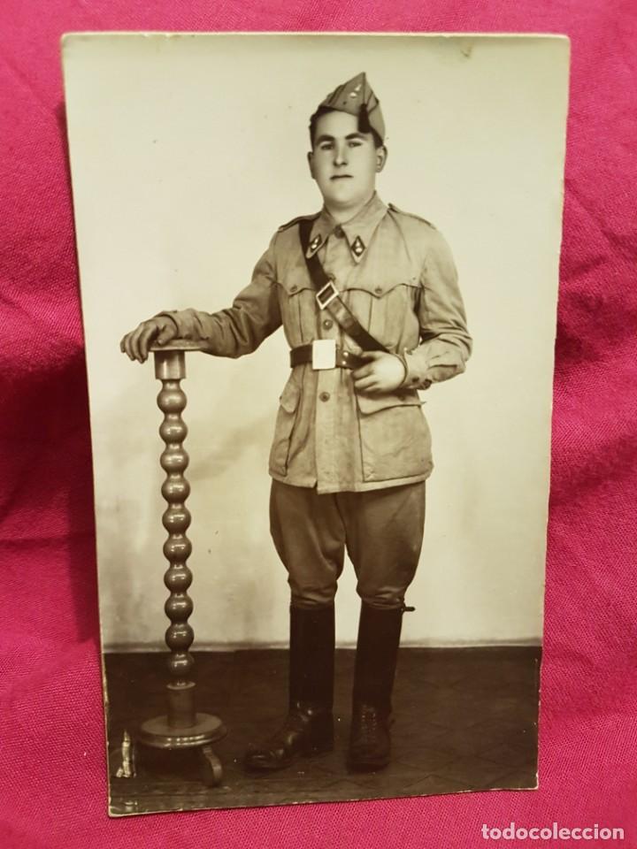 Militaria: Foto postal soldado artilleria 1943 con dedicatorias a novia