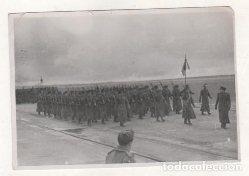 Militaria: Fotograf&iacute;a Aer&oacute;dromo de Le&oacute;n. Desfile de la Legi&oacute;n Condor ? 12 x 8 cm