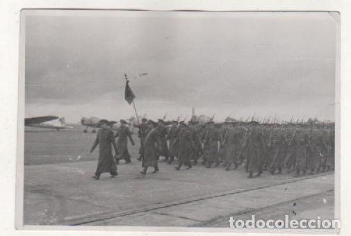 Militaria: Fotograf&iacute;a Aer&oacute;dromo de Le&oacute;n. Desfile de la Legi&oacute;n Condor ? 12 x 8 cm