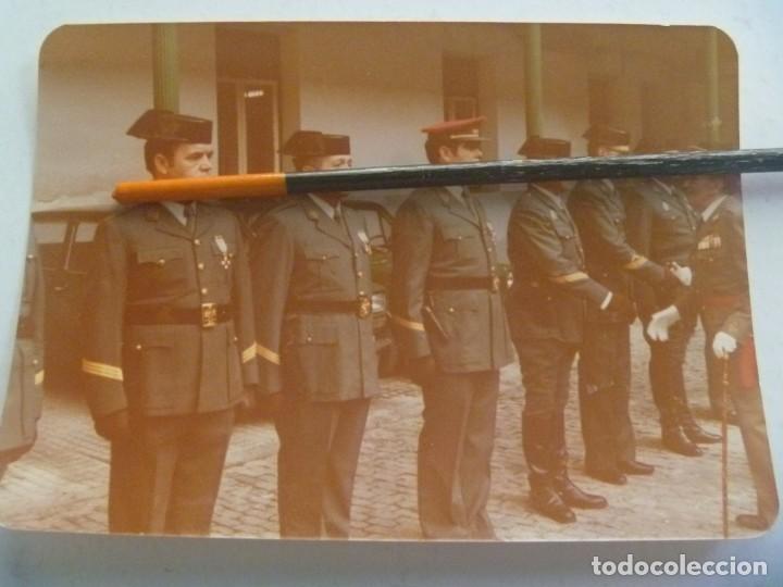 Military Antiques: GUARDIA CIVIL : FOTO DE GENERAL SALUDANDO A SARGENTOS DE LA BENEMERITA , CONDUCTOR, ETC