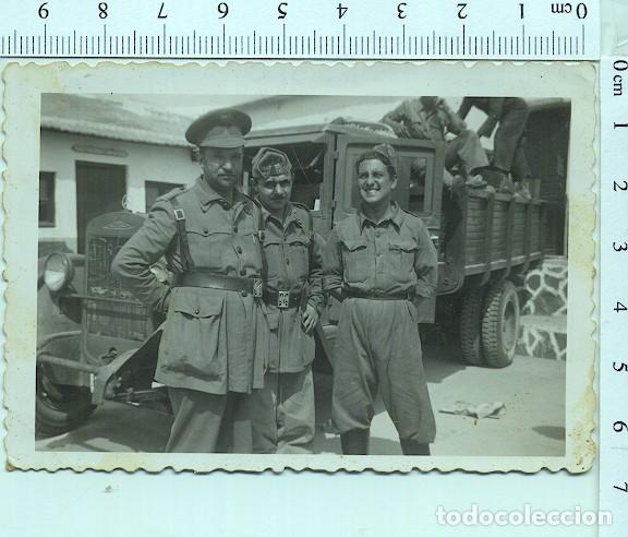 Militaria: FOTOGRAF&Iacute;A MILITAR .MILITARES Y CAMI&Oacute;N POR DETRAS. ZONA DE MELILLA?