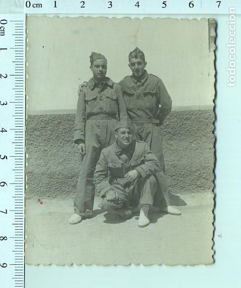 Militaria: FOTOGRAF&Iacute;A RECUERDO DE LA MILI. SOLDADOS CON ALPARGATAS Y GORRILLO