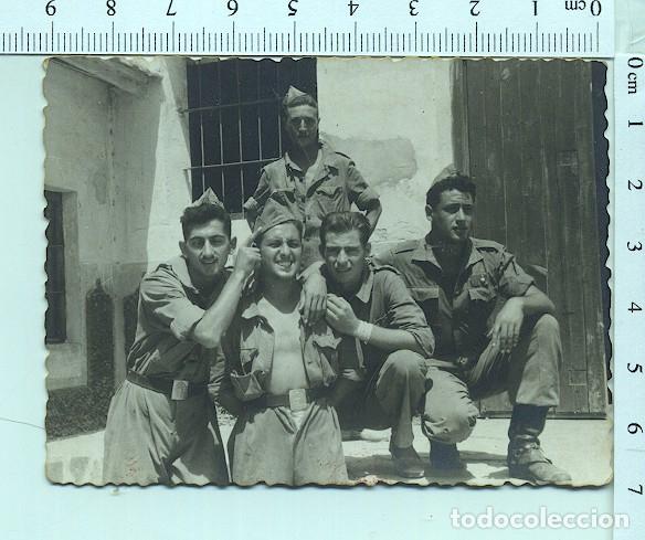 Militaria: FOTOGRAF&Iacute;A RECUERDO DE LA MILI. SOLDADOS ARTILLERIA .A&Ntilde;O 1955