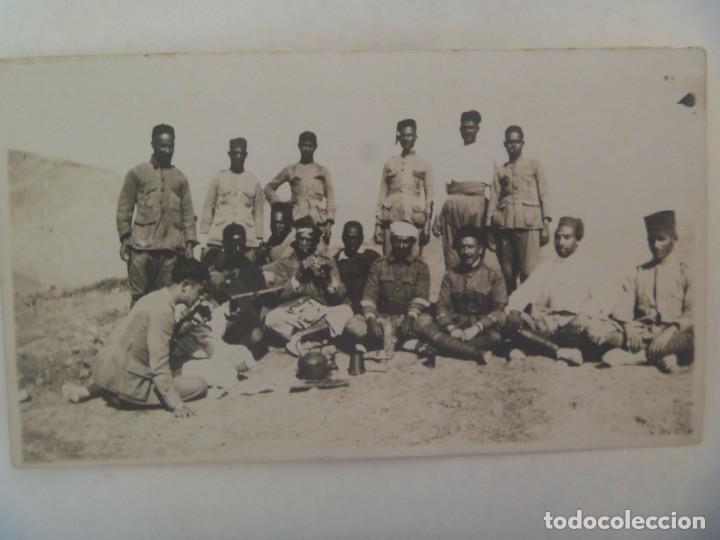Militaria: GUERRA DE AFRICA : FOTO DE MILITARES DE REGULARES TOMANDO EL TE, OFICIAL ESPA&Ntilde;OL Y MOROS , NATIVO