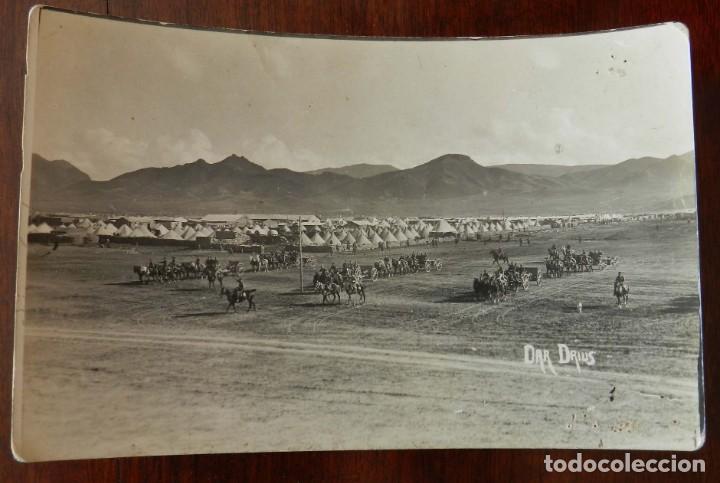 Militaria: FOTO POSTAL DE DAR DRIUS, 1921 APROXIMADAMENTE, GUERRA DEL RIF, CAMPAMENTO Y FORMACION, MIDE 13,8 X