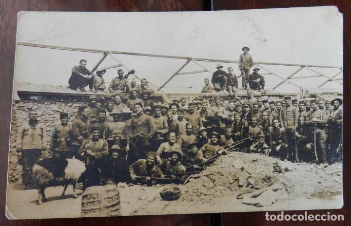Military Antiques: FOTO POSTAL DE FUERZAS DEL EJERCITO REGULAR Y DE LA LEGION EN UN BLOKAO, 1921 APROXIMADAMENTE, GUERR