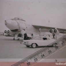 Militaria: FOTO DEL BOMBARDERO BOEING B-47 STRATOJET JUNTO CON UN OLDSMOBIL DYNAMIC 88. AÑOS 60. 10,5X8,5 CM.. Lote 212869128