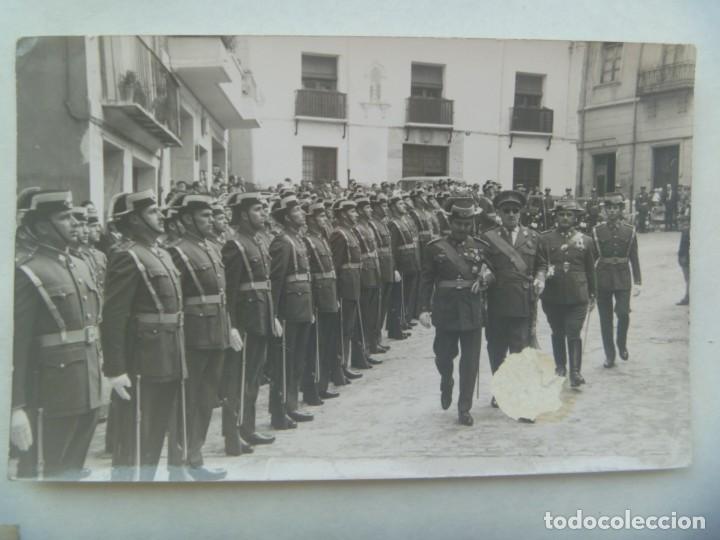 Militaria: GUARDIA CIVIL : FOTO DE GENERAL, MEDALLA MILITAR INDIVIDUAL Y LAUREADA, PASANDO REVISTA A GUARDIAS
