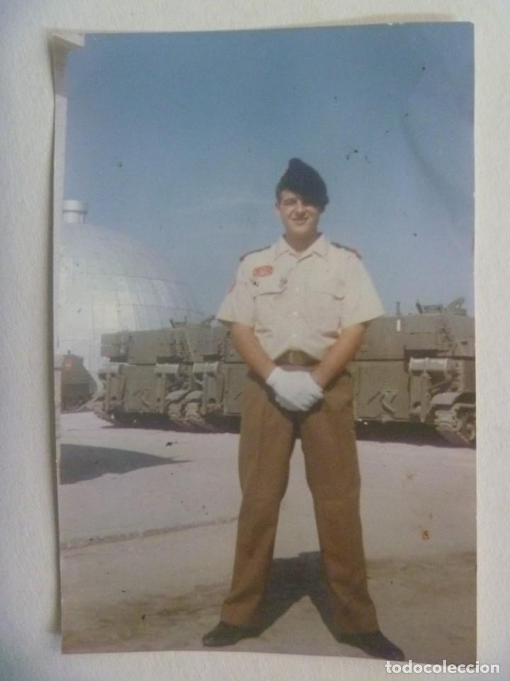 Militaria: DIVISION ACORAZADA : FOTO DE MILITAR , DETRAS HAY CARROS DE COMBATE