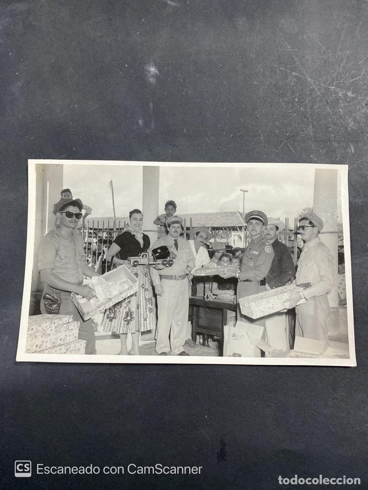 Militaria: FOTOGRAFIA. CUBA. CAPITAN MENDEZ DANDO REGALOS AL PUEBLO. POLICIA BATISTA. VER FOTOS